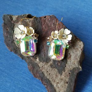 🌺Betsey Johnson Floral Iridescent Stone Earrings - NWOT🌺